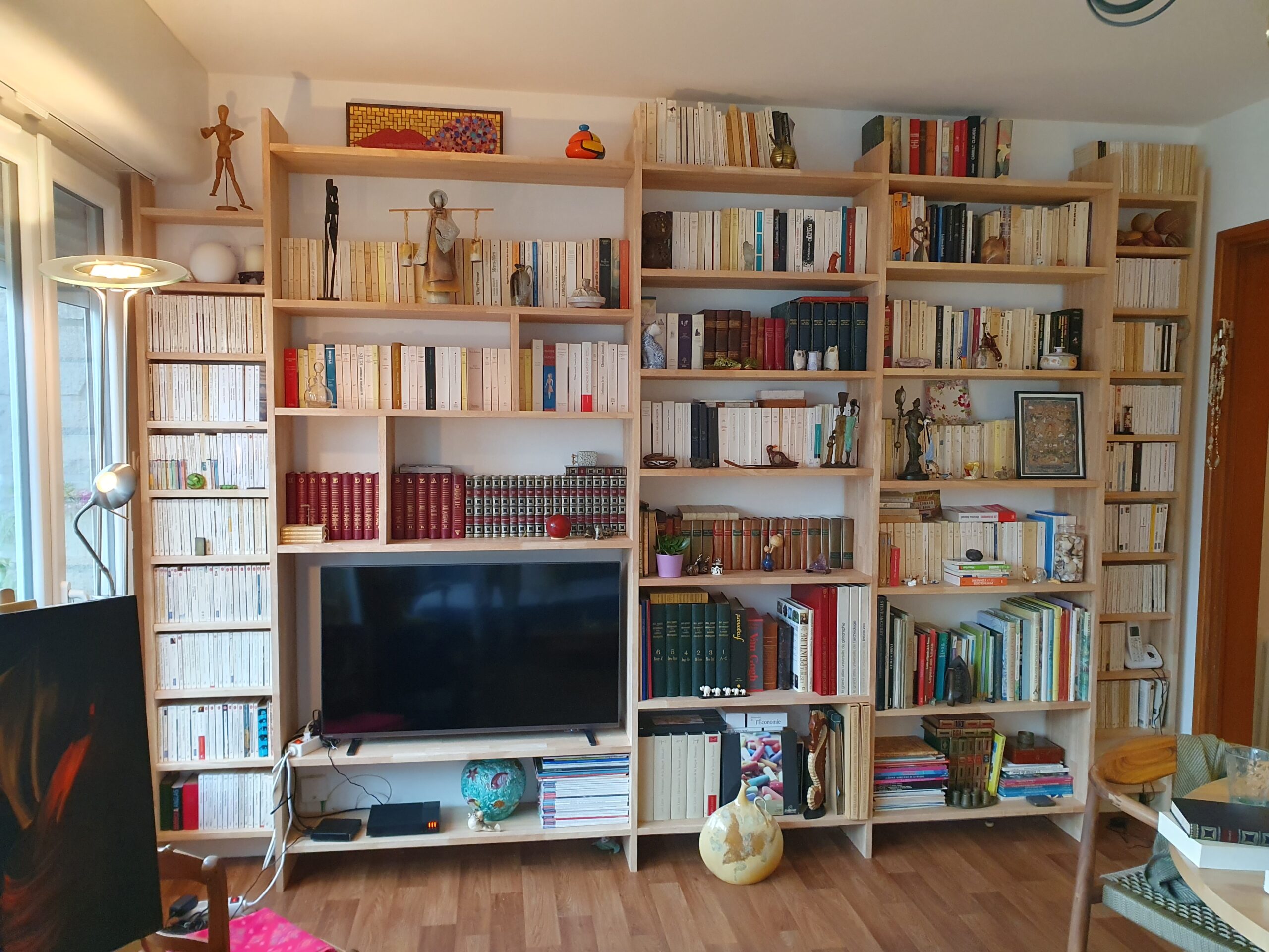 Bibliothèque sur mesure en hévéa : élégance et durabilité