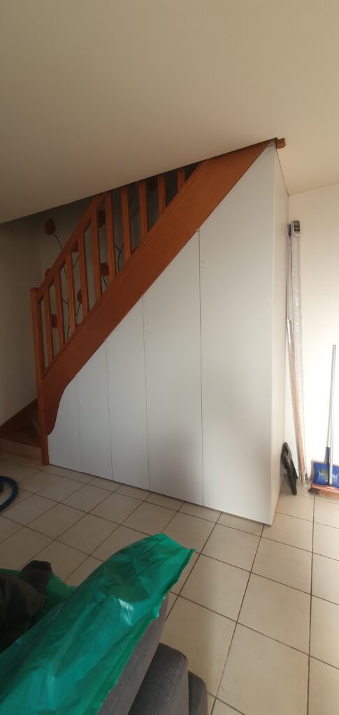 Placard sous escalier